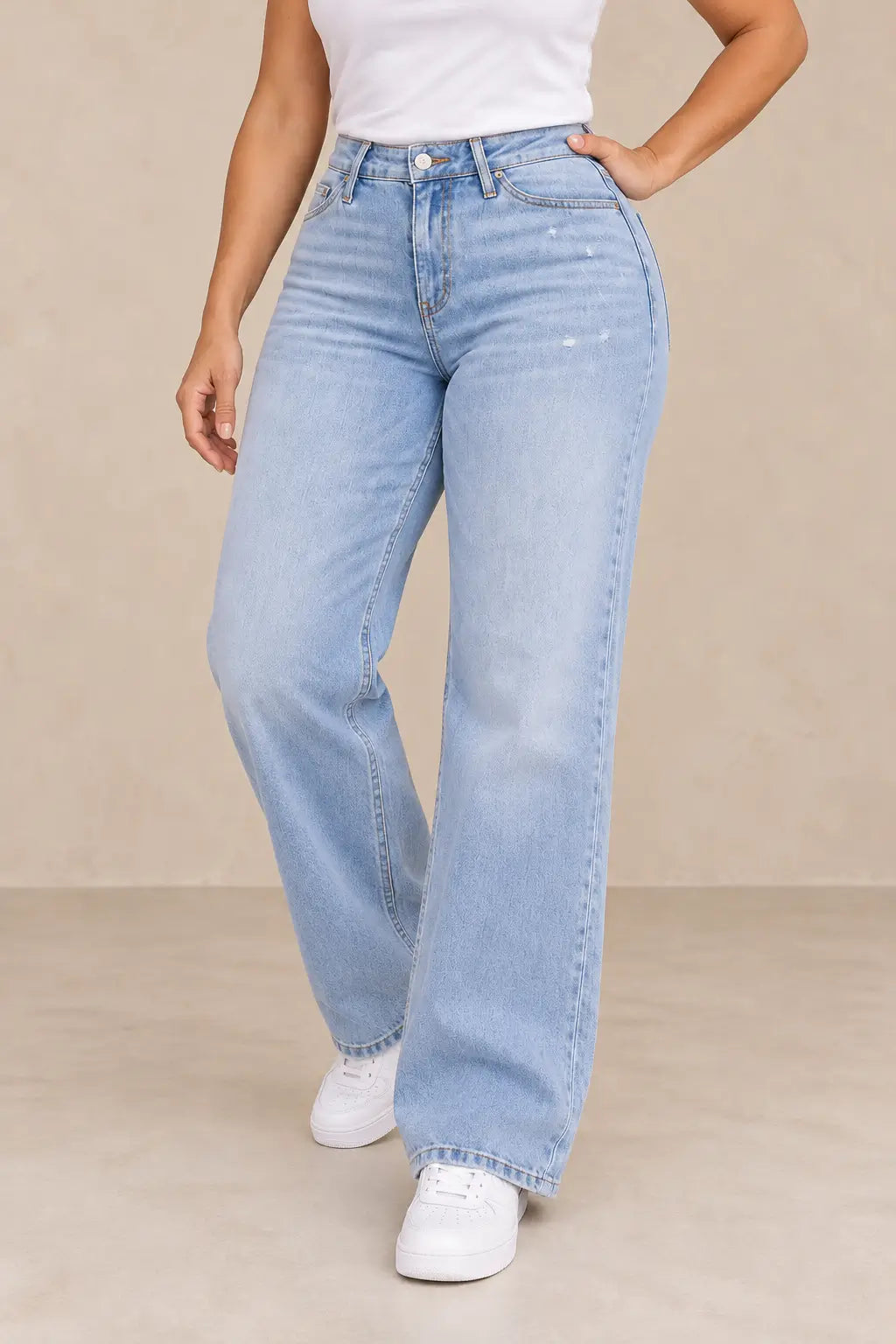 Medio plano inferior del pantalón Cashia Denim 402 azul claro, representación de talla L, 31–32.