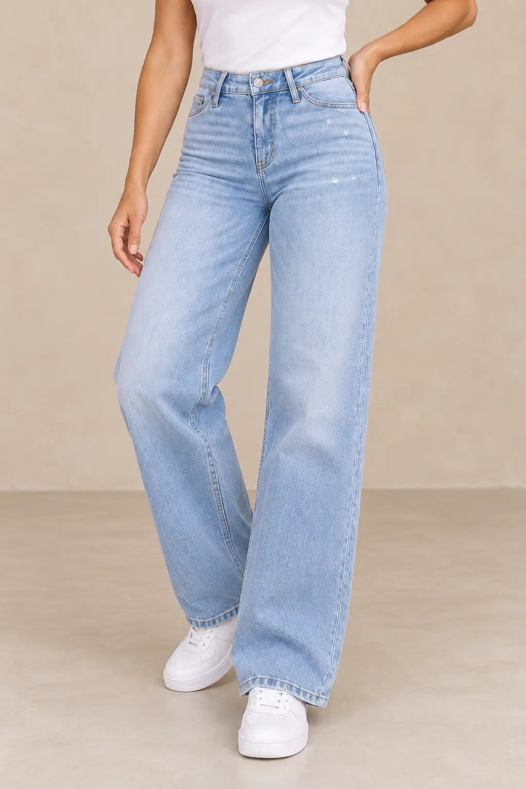 Pantalón Cashia Denim 402 azul claro, medio plano inferior en talla S, 26–27, con zapatillas blancas.