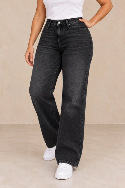 Pantalón Cashia Denim 402 negro, medio plano inferior en talla L, 31–32, con zapatillas blancas.