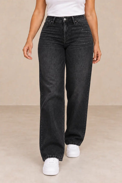 Pantalón Cashia Denim 402 negro, medio plano inferior en talla M, 28–30, con zapatillas blancas.