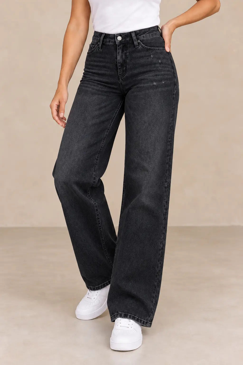 Pantalón Cashia Denim 402 negro, medio plano inferior en talla S, 26–27, con zapatillas blancas