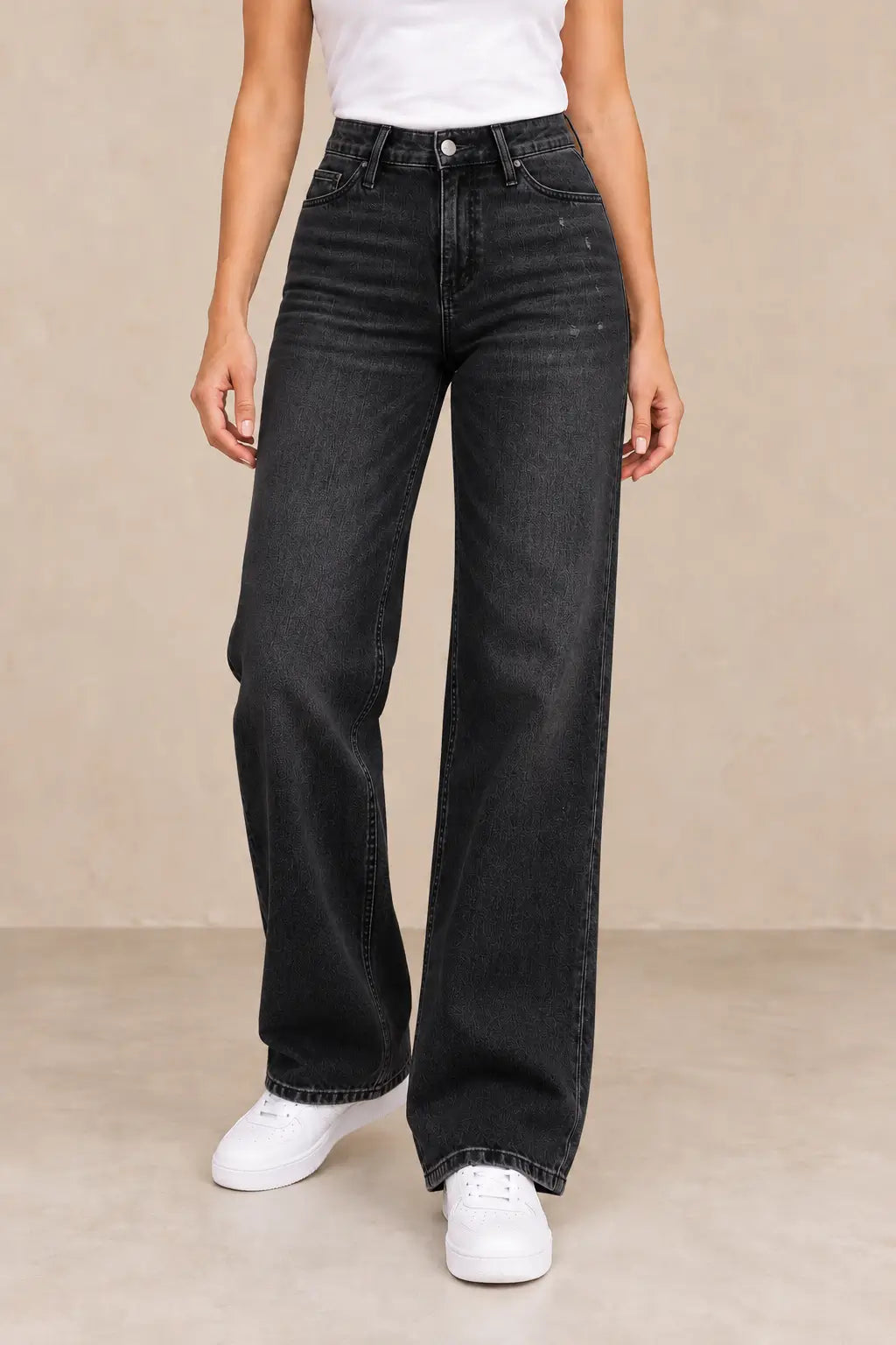 Pantalón Cashia Denim 402 negro, medio plano inferior en talla XS, 24–25, con zapatillas blancas.