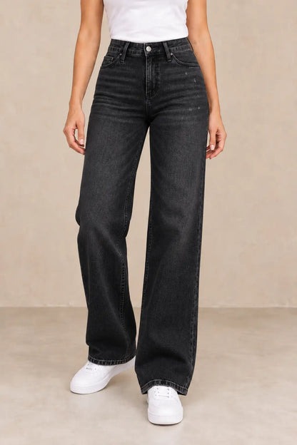 Pantalón Cashia Denim 402 negro, medio plano inferior en talla XS, 24–25, con zapatillas blancas.