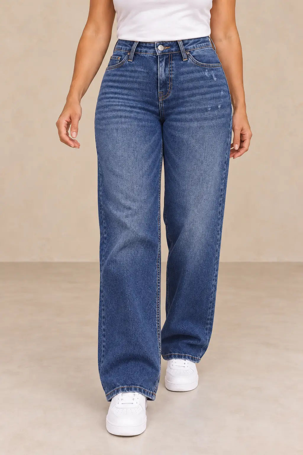 Pantalón Cashia Denim 402 azul oscuro, medio plano inferior en talla M, 28–30, con zapatillas blancas.