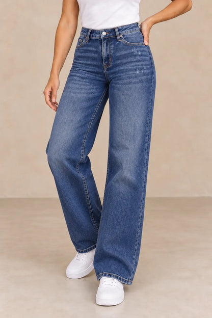 Pantalón Cashia Denim 402 azul oscuro, medio plano inferior en talla S, 26–27, con zapatillas blancas.