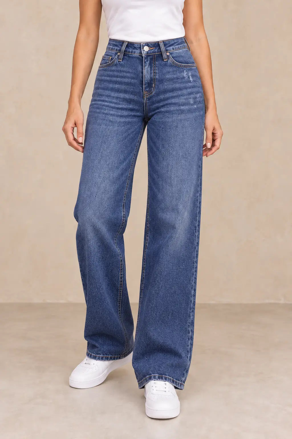 Pantalón Cashia Denim 402 azul oscuro, medio plano inferior en talla XS, 24–25, con zapatillas blancas.