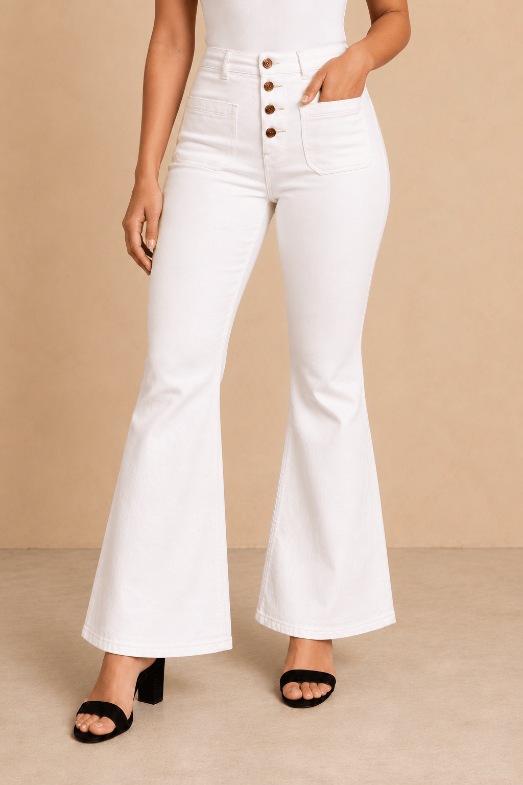 Pantalón Cashia Denim 502 blanco de tiro alto y corte acampanado, medio plano inferior en talla M.
