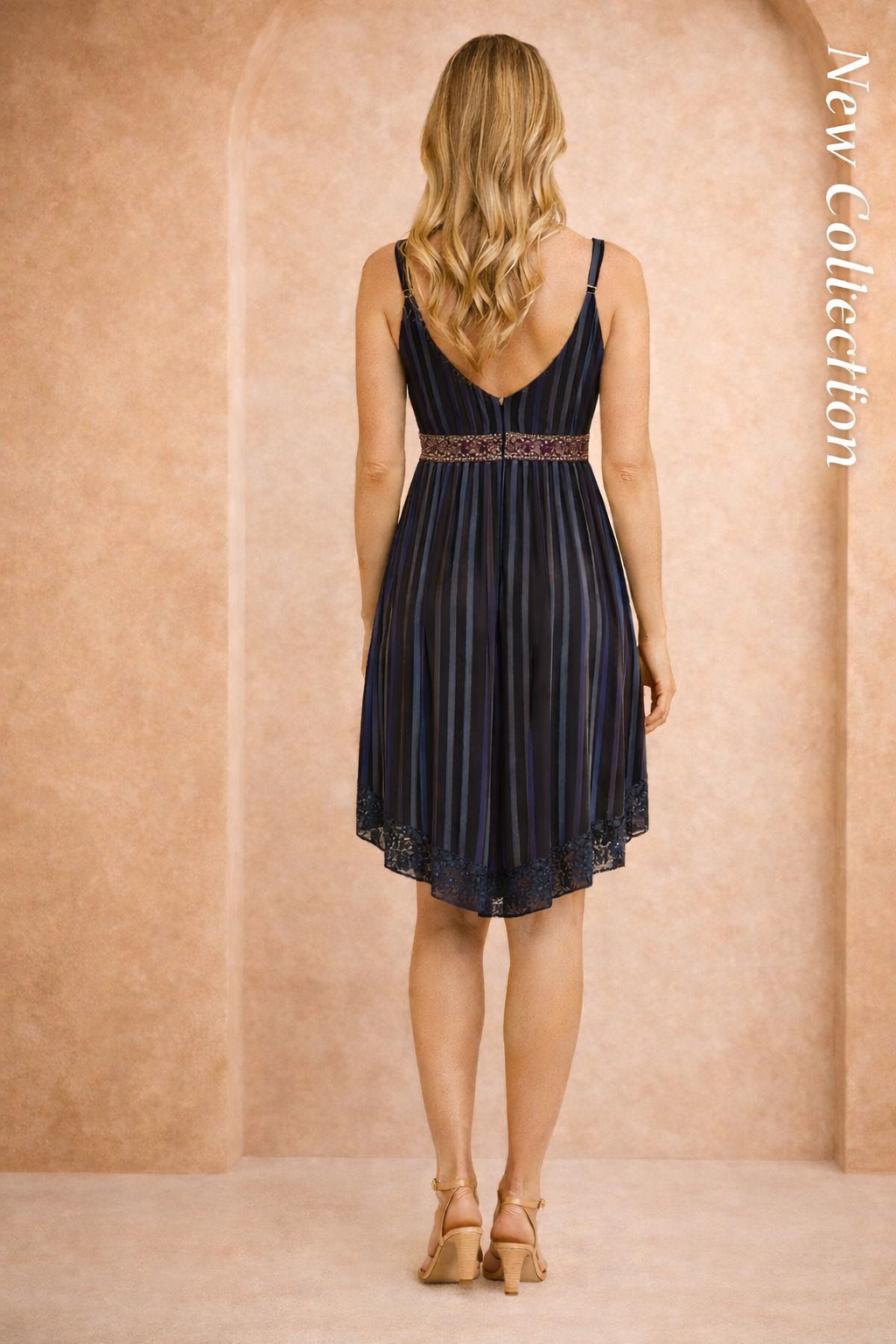 Vestido Cashia León azul oscuro con escote en espalda y caída fluida, vista trasera