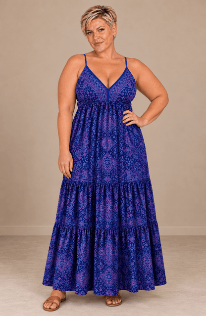 Vestido Cashia Taormina azul violáceo en modelo talla 2XL, vista de cuerpo entero