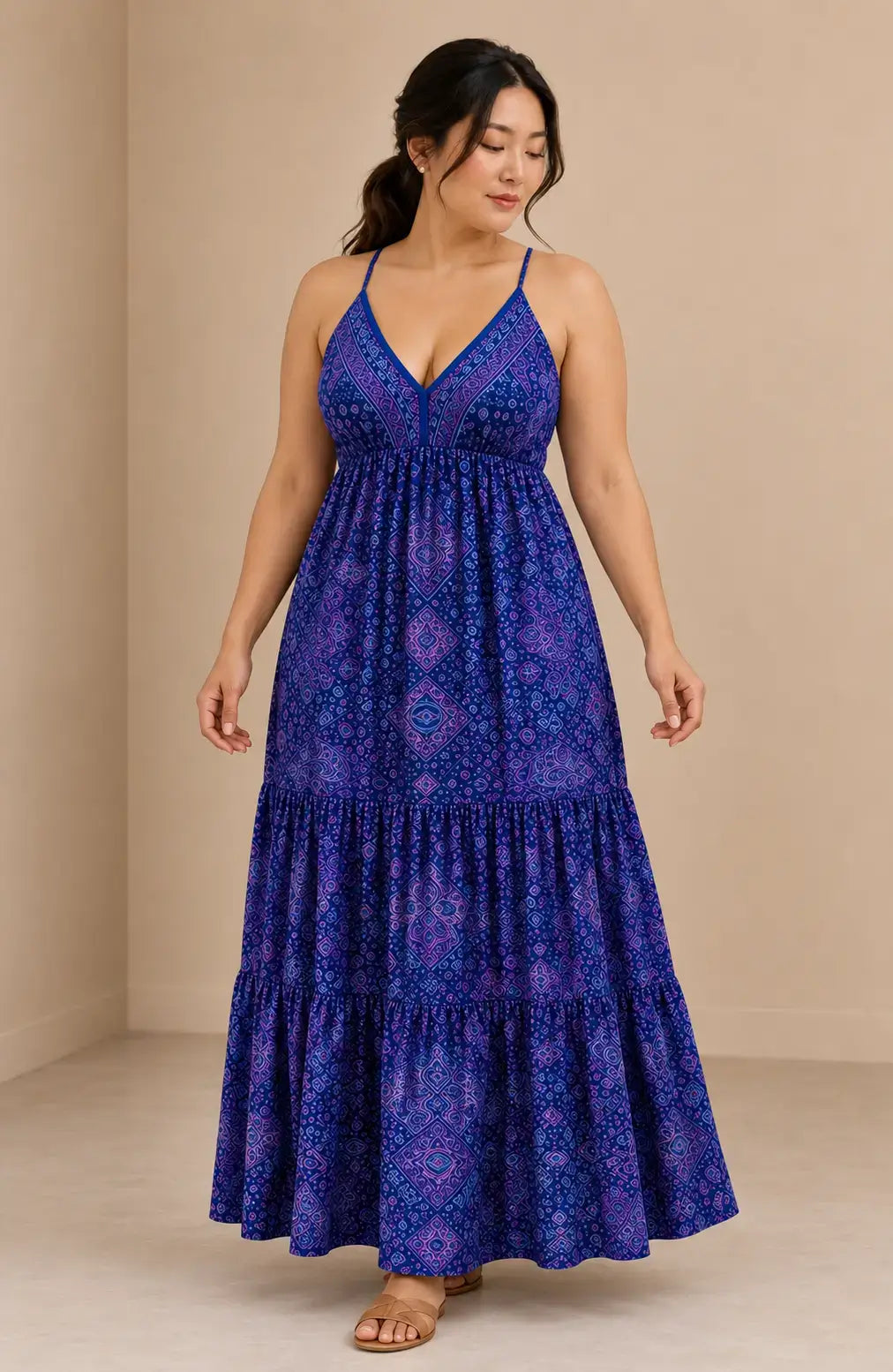 Vestido Cashia Taormina azul violáceo en modelo talla L, vista de cuerpo entero
