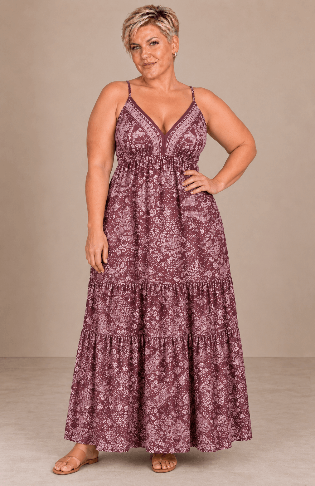 Vestido Cashia Taormina burdeos en modelo talla 2XL, vista de cuerpo entero