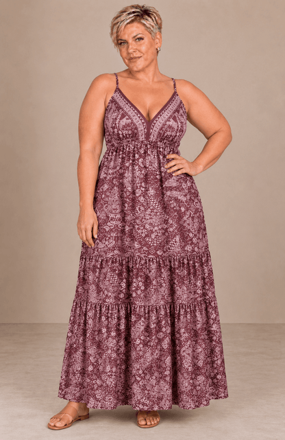 Vestido Cashia Taormina burdeos en modelo talla 2XL, vista de cuerpo entero