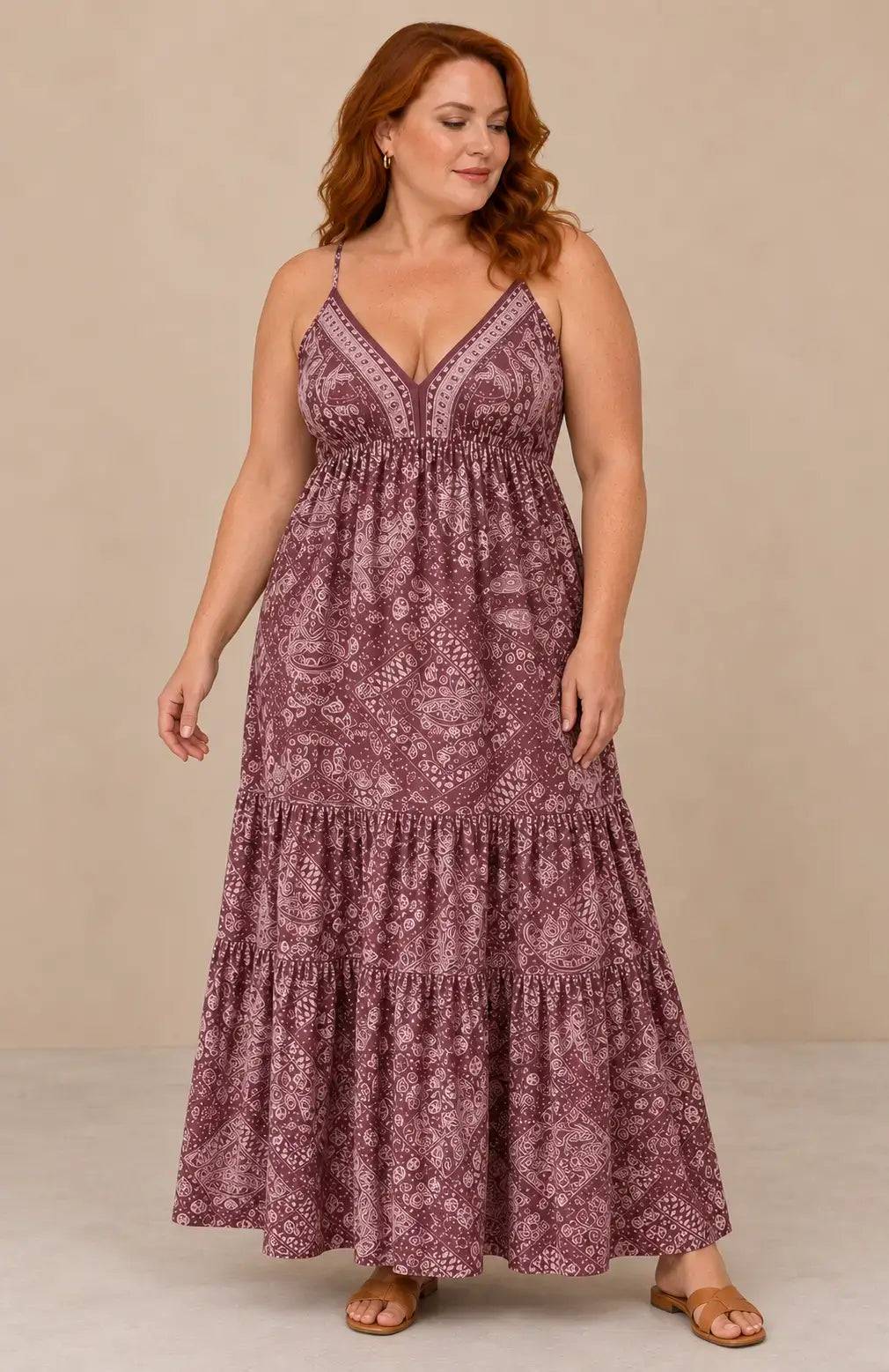 Vestido Cashia Taormina burdeos en modelo talla XL, vista de cuerpo entero