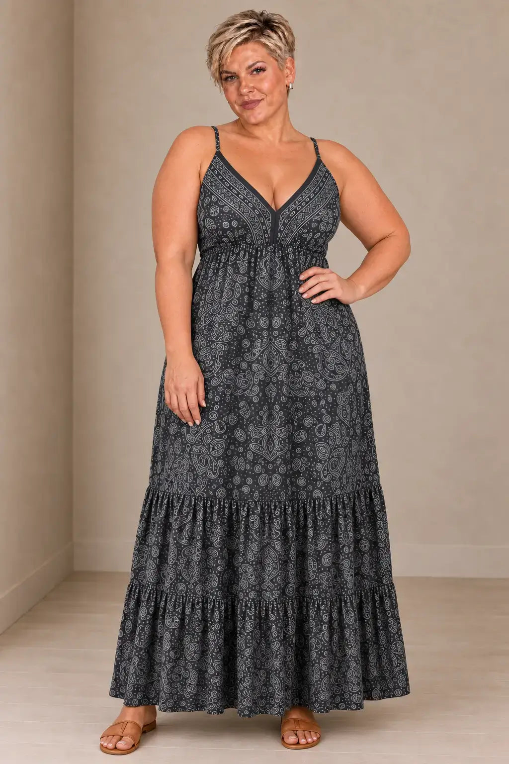 Vestido Cashia Taormina gris en modelo talla 2XL, vista de cuerpo entero