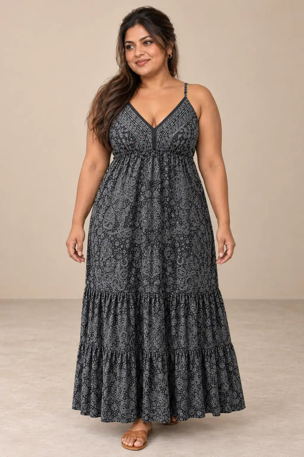 Vestido Cashia Taormina gris en modelo talla 3XL, vista de cuerpo entero
