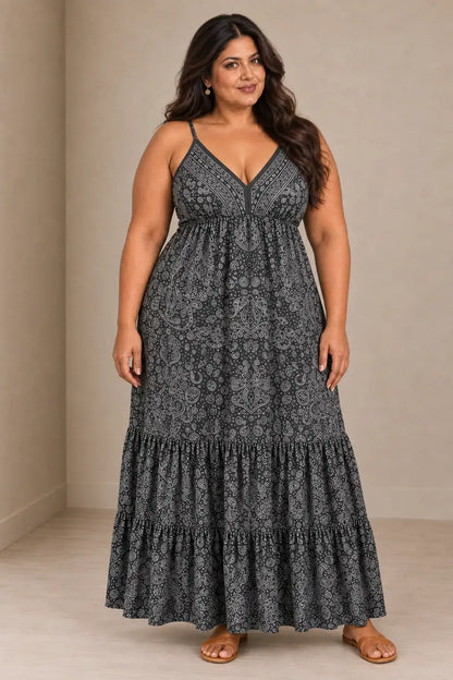Vestido Cashia Taormina gris en modelo talla 4XL, vista de cuerpo entero