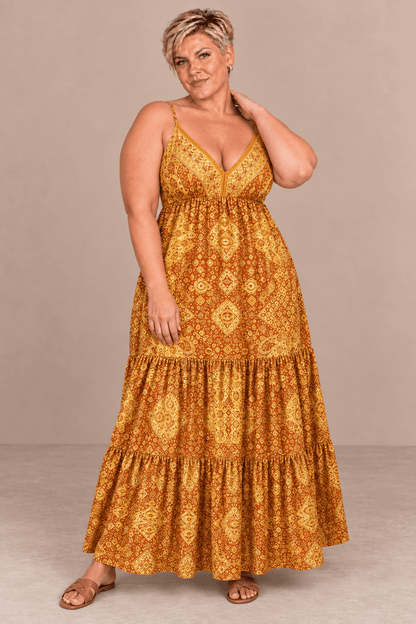 Vestido Cashia Taormina mostaza en modelo talla 2XL, vista de cuerpo entero