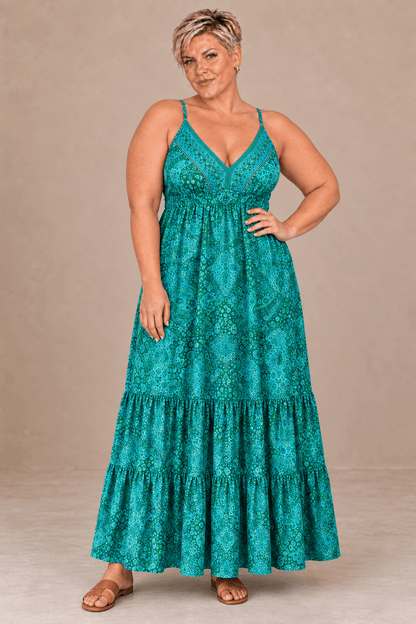 Vestido Cashia Taormina turquesa en modelo talla 2XL, vista de cuerpo entero