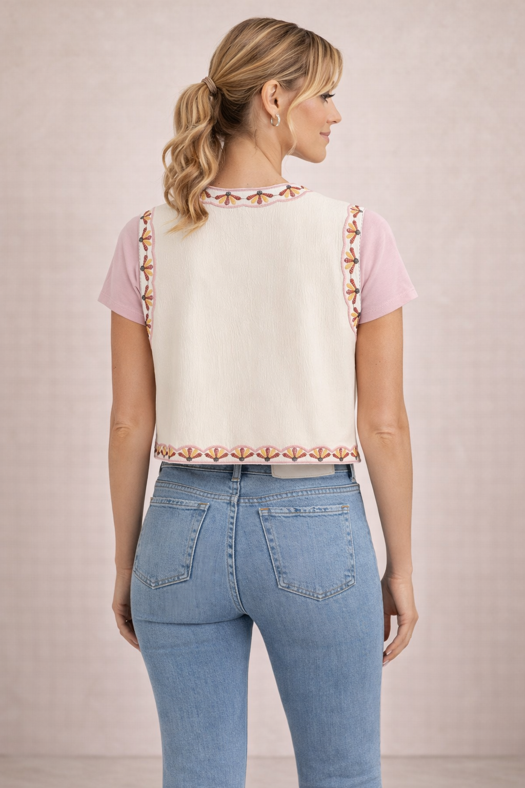 Chaleco Cashia Nice floral visto por la espalda con detalles bordados en cuello y sisas