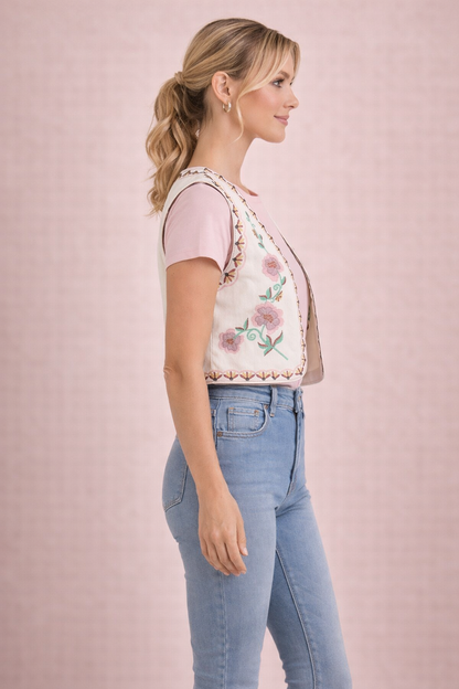 Chaleco Cashia Nice floral con bordados, vista lateral en modelo con camiseta rosa y pantalón vaquero