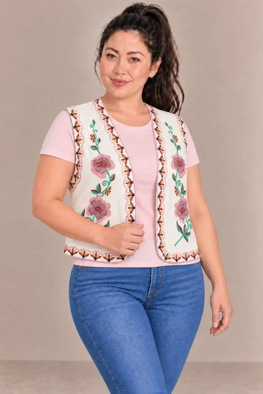 Chaleco Cashia Nice marfil bordado en modelo talla L con melena suelta y camiseta rosa, medio plano superior