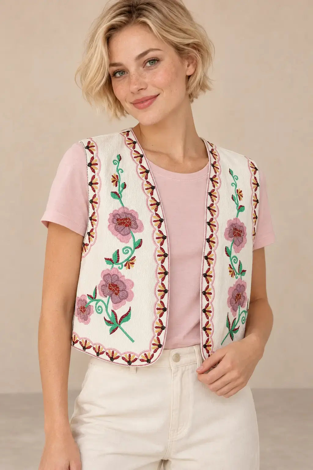 Chaleco Cashia Nice marfil bordado en modelo talla XS con camiseta rosa, medio plano superior