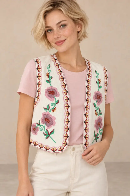 Chaleco Cashia Nice marfil bordado en modelo talla XS con camiseta rosa, medio plano superior