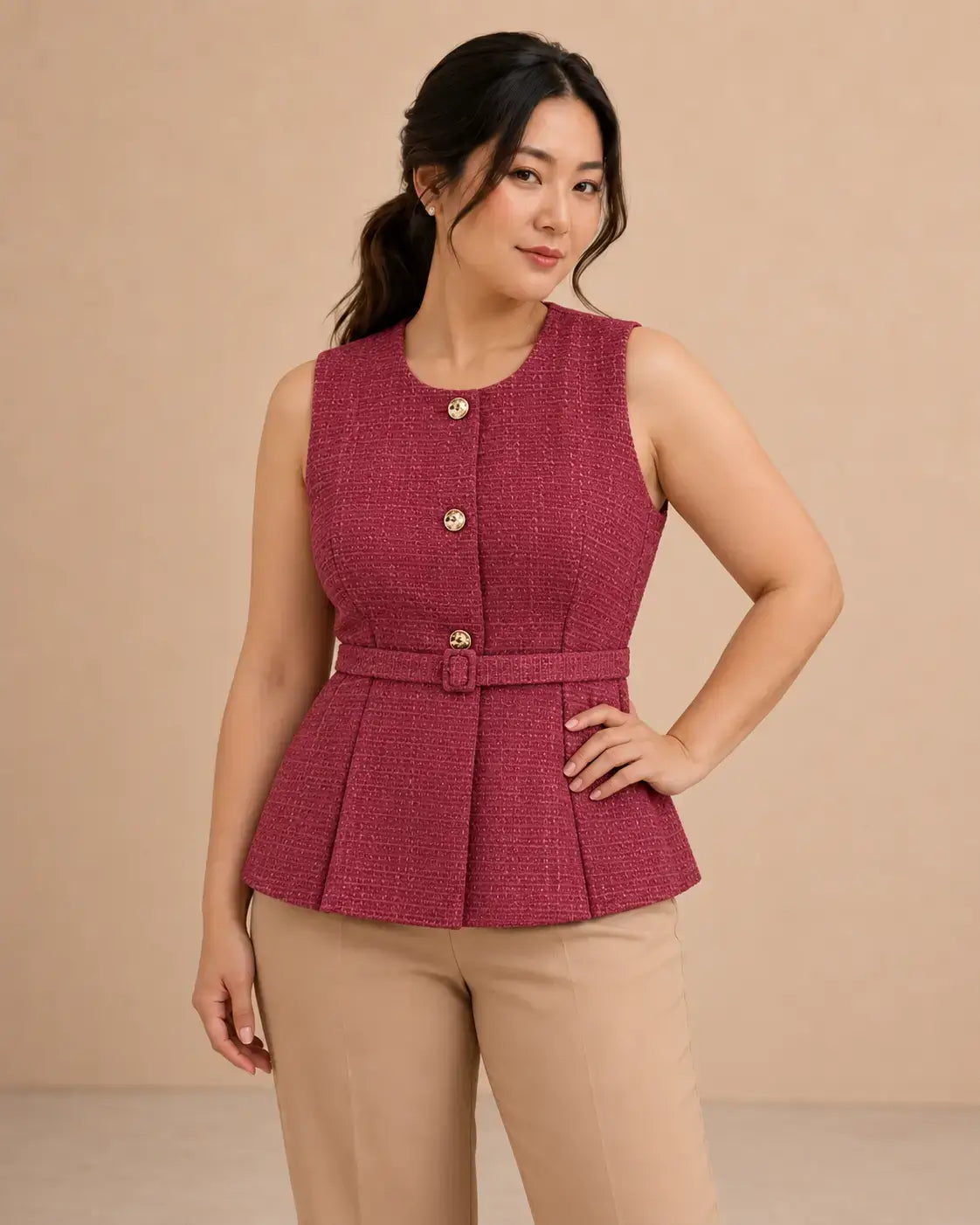 Modelo Cashia talla XL con chaleco Toulouse fucsia entallado con cinturón y botones dorados, en medio plano superior.