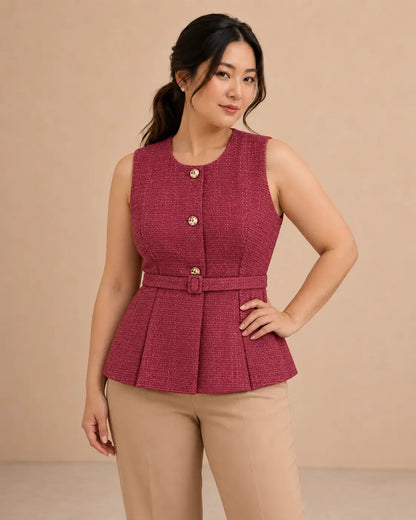 Modelo Cashia talla XL con chaleco Toulouse fucsia entallado con cinturón y botones dorados, en medio plano superior.