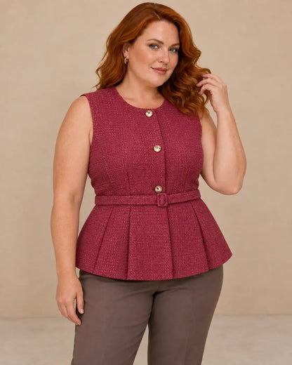 Modelo Cashia talla L con chaleco Toulouse fucsia de botones dorados y bajo plisado, en medio plano superior.