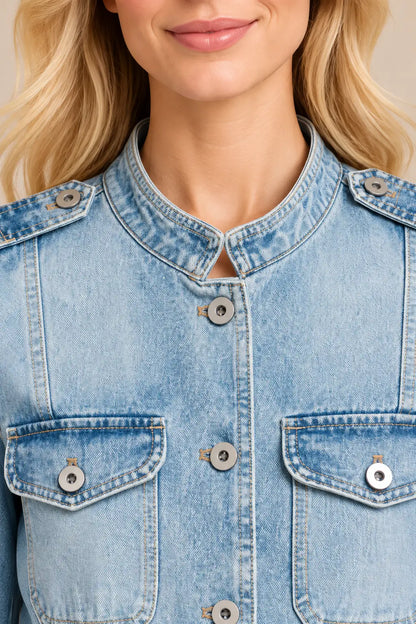 Detalle sobre modelo del cuello de tira y las trabillas de los hombros de la chaqueta Cashia Denim Alisio azul claro.