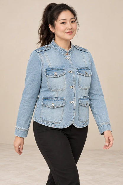 Chaqueta Cashia Denim Alisio azul claro, talla L, sobre modelo asiática con coleta alta en medio plano superior.