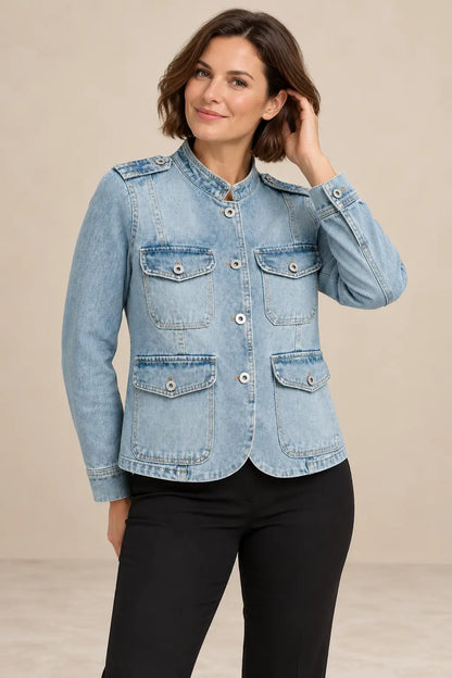 Chaqueta Cashia Denim Alisio azul claro, talla M, sobre modelo con corte bob en medio plano superior.