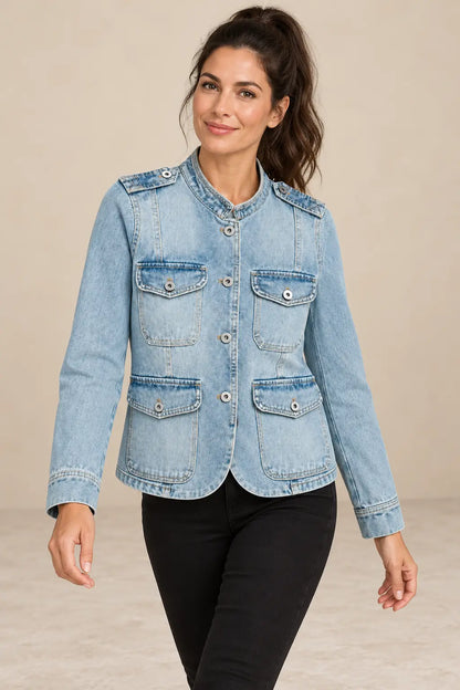 Chaqueta Cashia Denim Alisio azul claro, talla S, sobre modelo morena con coleta alta en medio plano superior.