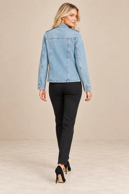 Espalda de la chaqueta Cashia Denim Alisio azul claro, talla XS, con canesú y costuras verticales.