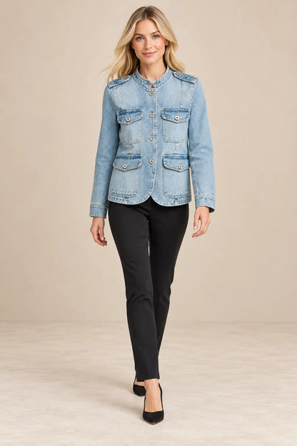 Chaqueta Cashia Denim Alisio azul claro, talla XS, vista frontal con pantalón negro ajustado.