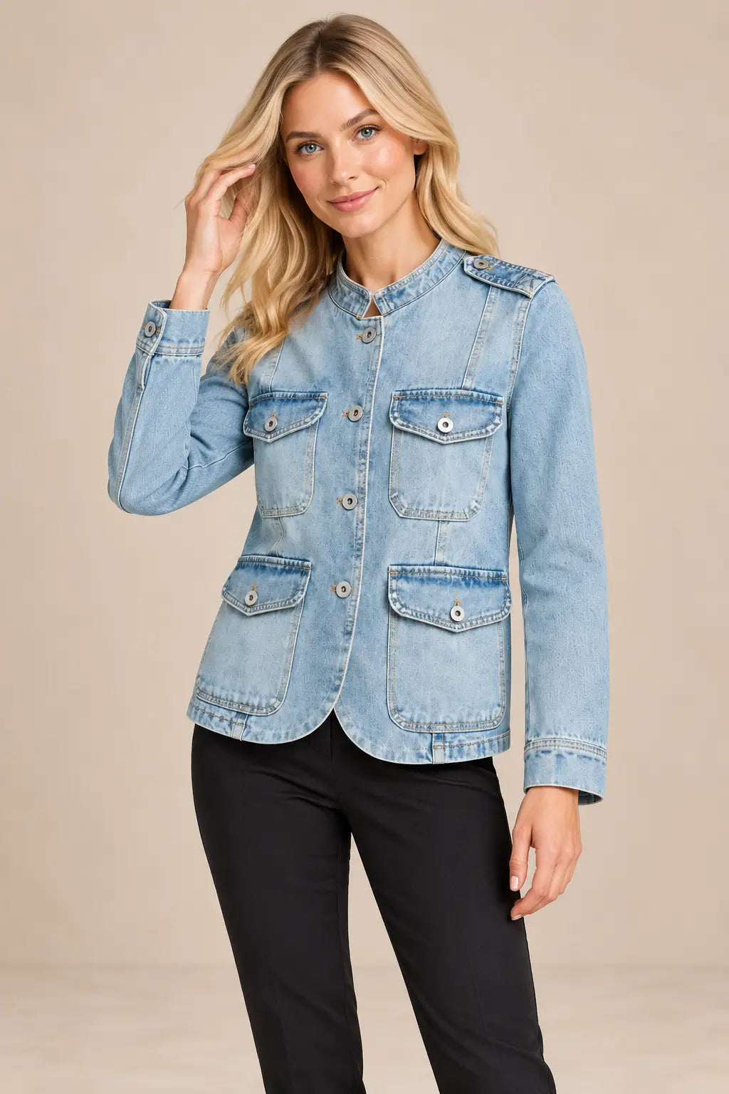 Chaqueta Cashia Denim Alisio azul claro, talla XS, en medio plano superior sobre modelo rubia
