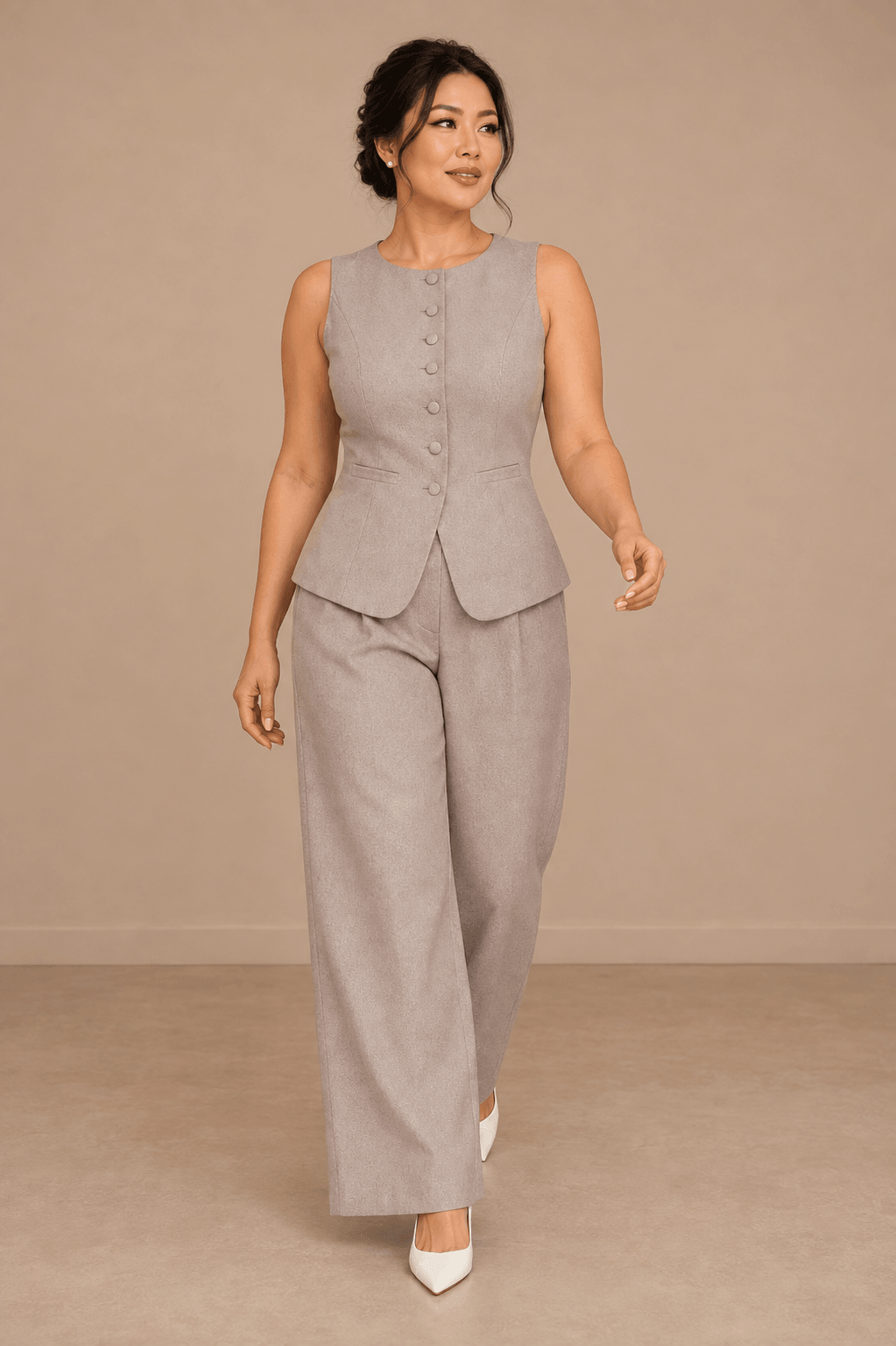 Conjunto Cashia Bellagio beige en modelo talla L de cuerpo entero