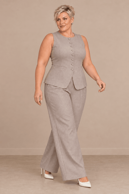 Conjunto Cashia Bellagio beige en modelo talla XXL de cuerpo entero
