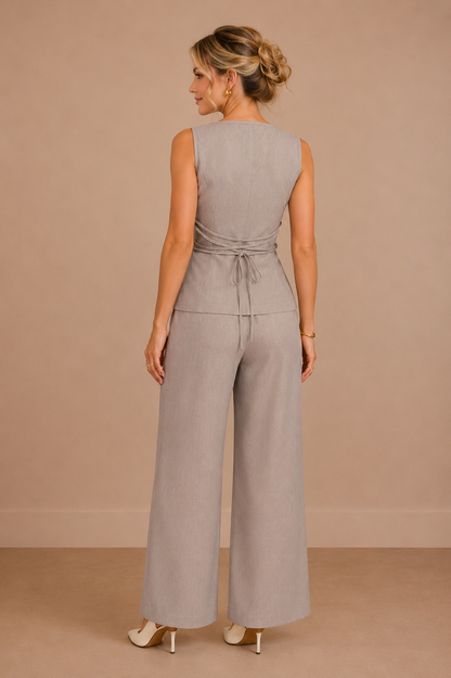 Parte trasera del Conjunto Cashia Bellagio gris con lazada ajustable y pantalón ancho elegante