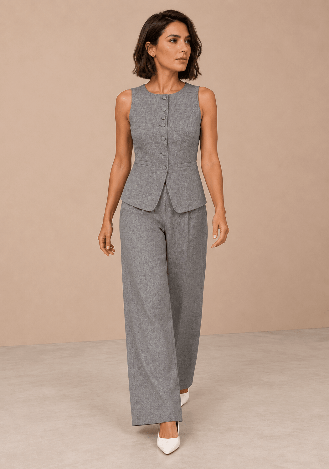Conjunto Cashia Bellagio gris en modelo talla M de cuerpo entero