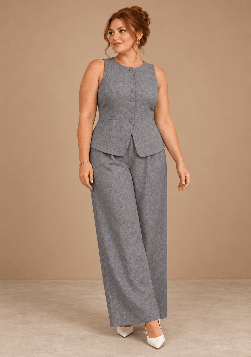 Conjunto Cashia Bellagio gris en modelo talla XL de cuerpo entero