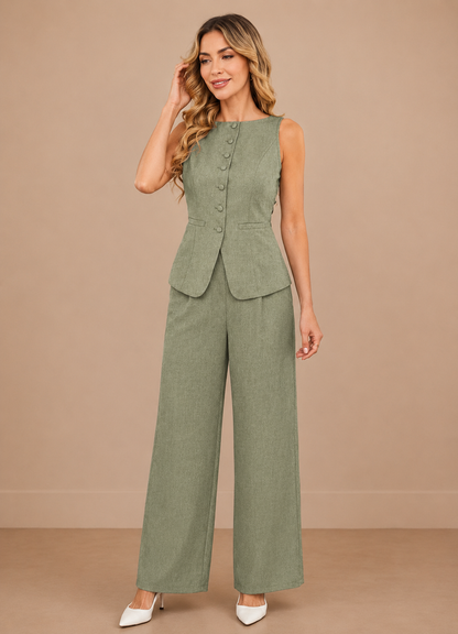 Conjunto Cashia Bellagio verde elegante para mujer con chaleco estructurado y pantalón amplio sobre fondo nude minimalista