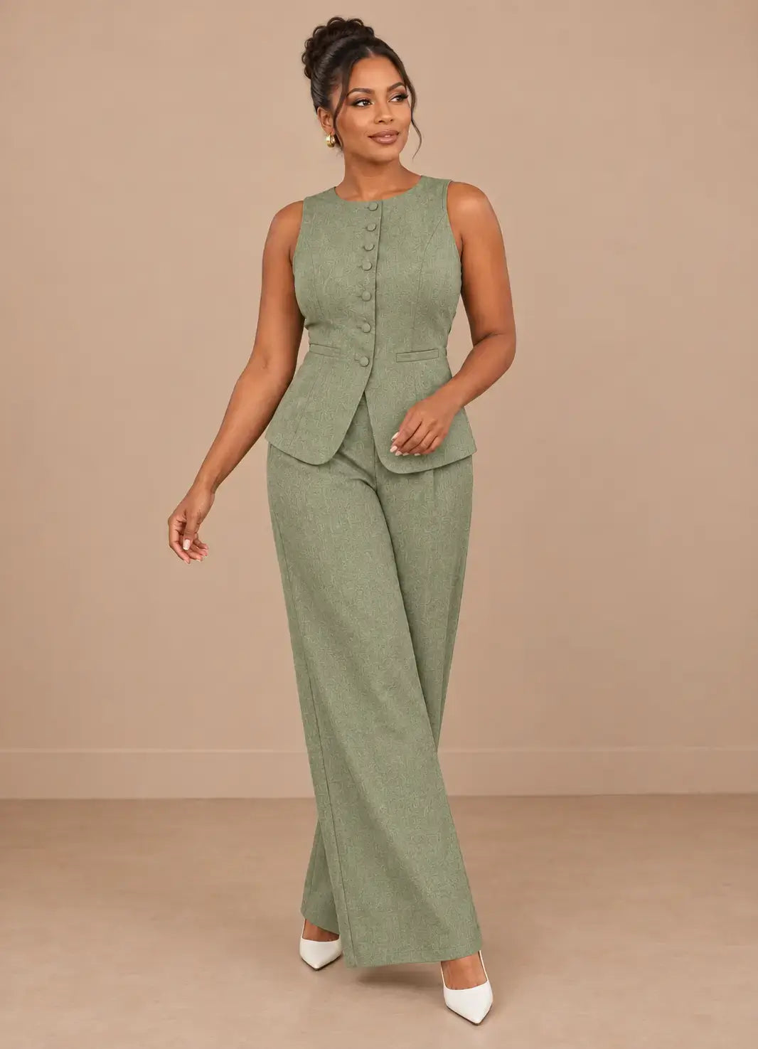 Conjunto Cashia Bellagio verde oliva en modelo negra talla S de cuerpo entero
