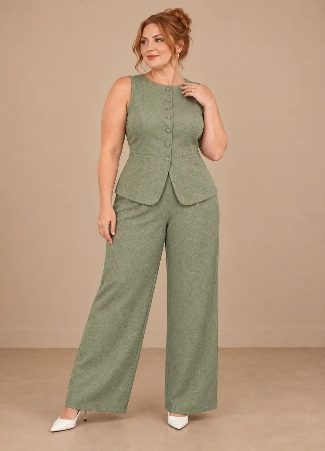 Conjunto Cashia Bellagio verde oliva en modelo talla XL de cuerpo entero