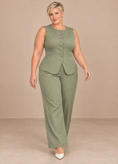 Conjunto Cashia Bellagio verde oliva en modelo talla XXL de cuerpo entero
