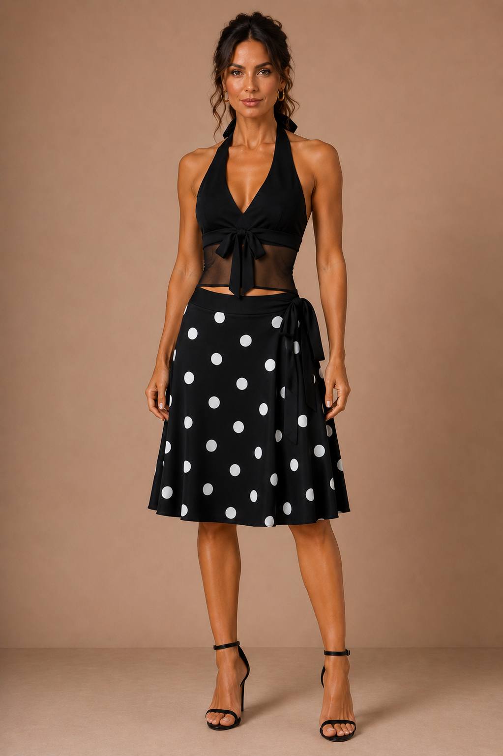 Modelo Cashia con Conjunto Cashia Livorno negro de lunares blancos, top halter con tul transparente y falda con vuelo, vista frontal.