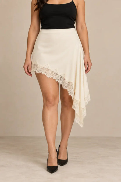 Falda mini asimétrica encaje en color blanco con volante de encaje, ideal para ocasiones especiales.