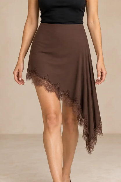 Falda mini asimétrica encaje en color marrón, con volante de encaje y diseño elegante, ideal para ocasiones especiales.