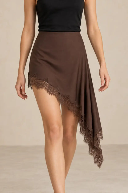 Falda mini asimétrica encaje en tono marrón, con volante de encaje, ideal para un look elegante y moderno.